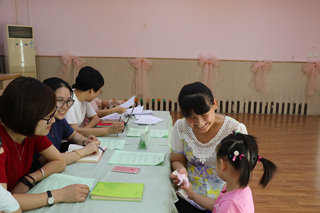 湘湖幼兒園:黨員教師開展社區(qū)早期教育咨詢活動